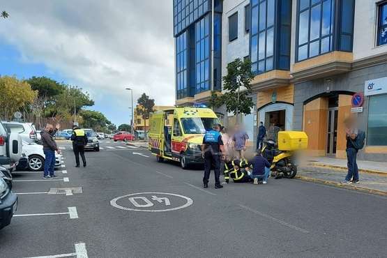 Un cartero motorista de Correos alcanzado por un vehículo en una calle de San Juan de Telde/TA.
